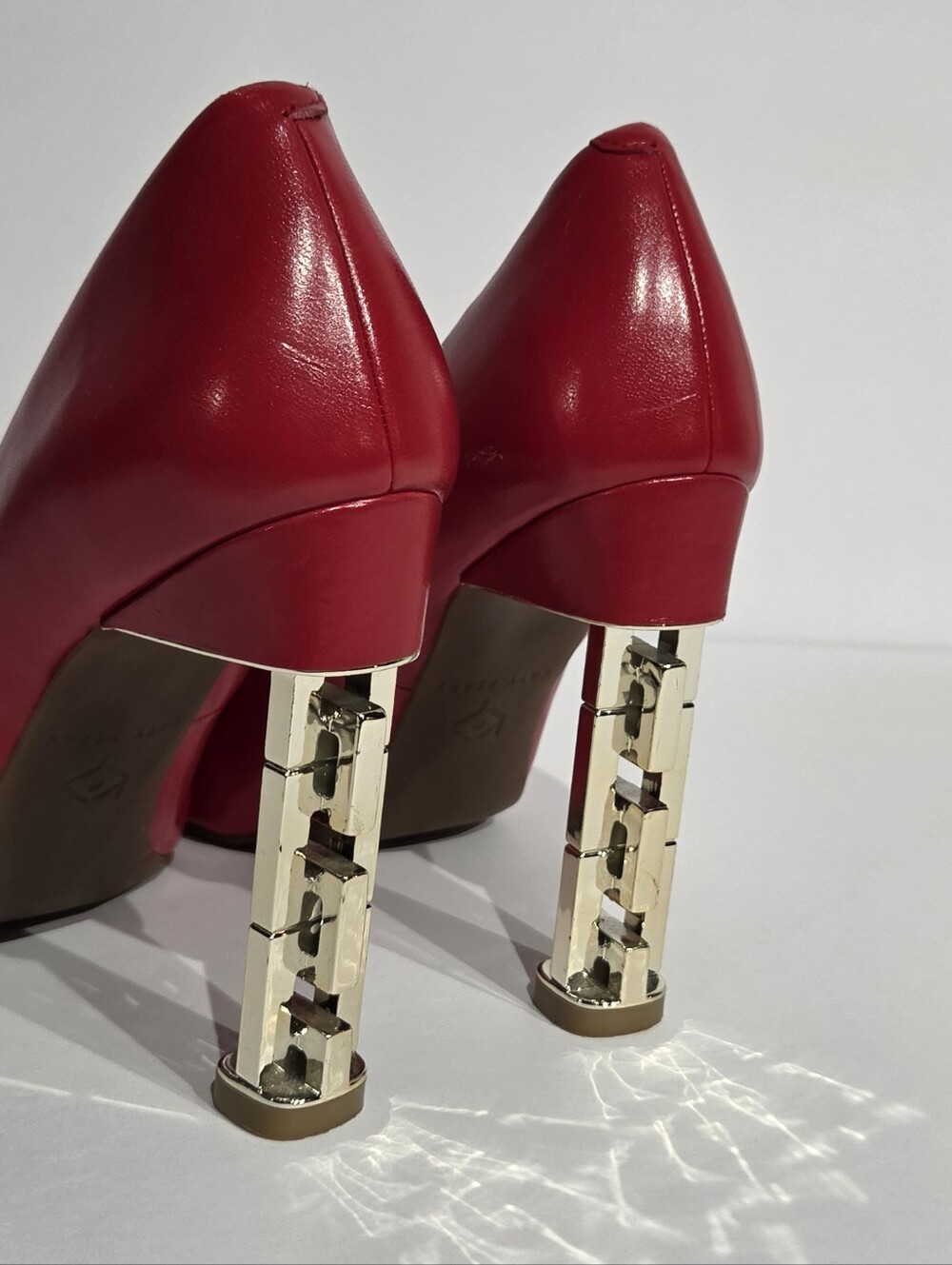 Katy Perry The Suzzie Red Pointed Toe Heels Gold Unique Design Size 7.5 EXC - Picture 3 of 9